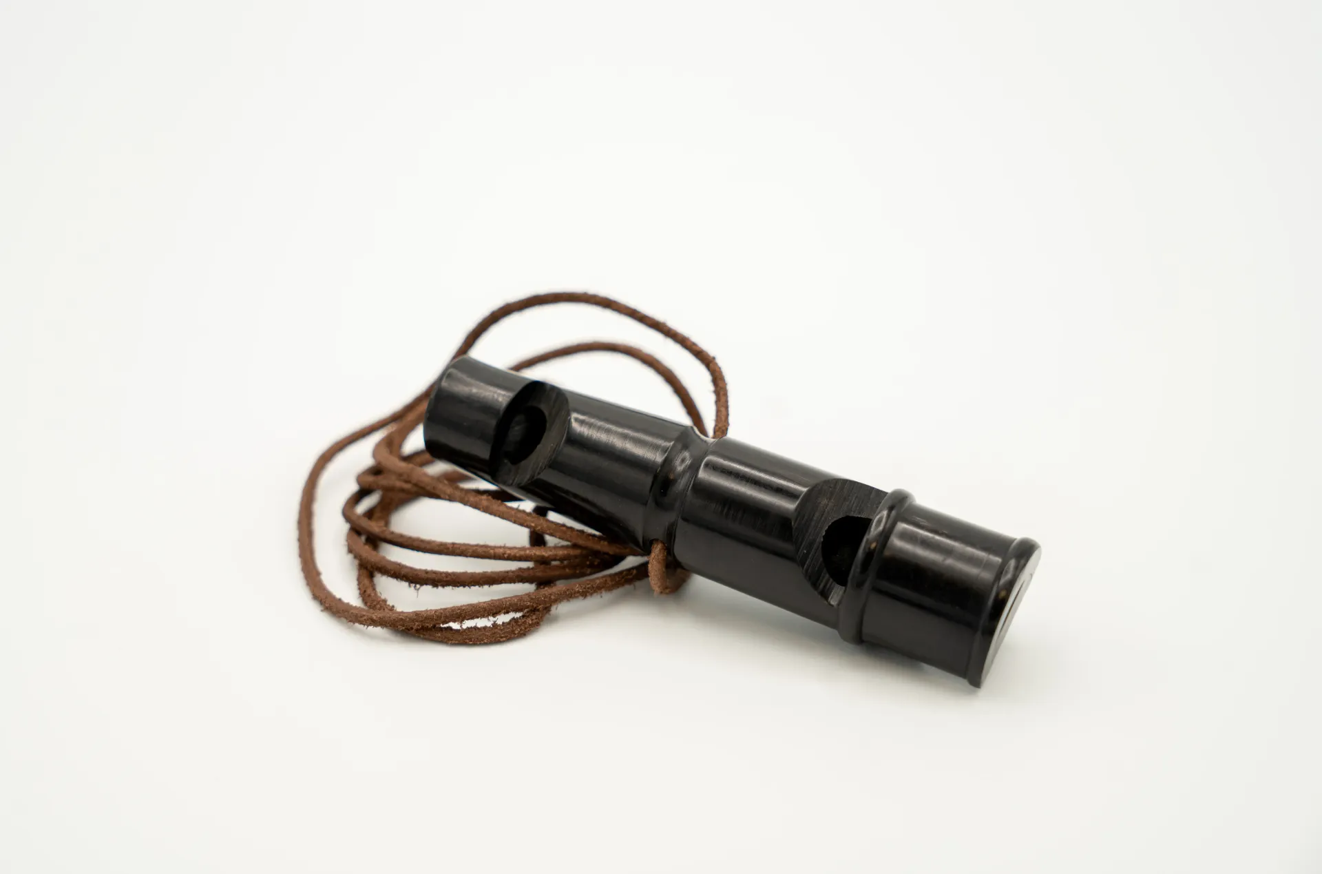 82GM - Sifflet dressage (L-85mm), buffle noir, 2 tons, lacet (Sachet de 10)