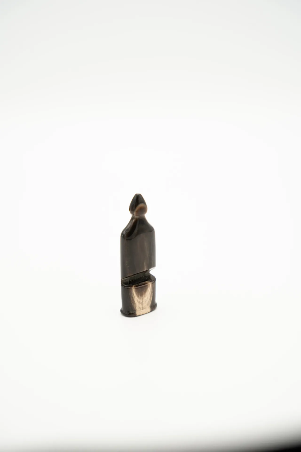 83 - Sifflet plat "Chasseur", buffle avec lacet (Sachet de 10)